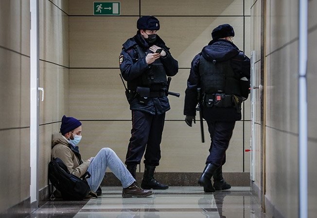 Cảnh sát Nga ở bên ngoài văn phòng Quỹ Chống tham nhũng của ông Navalny ở Moscow. (Cyprus Mail)