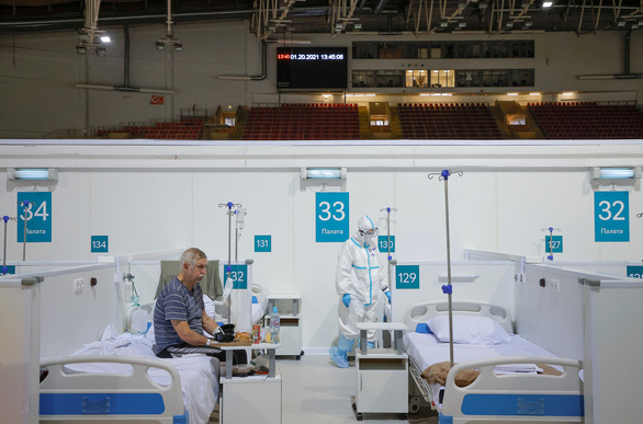 Bên trong một bệnh viện dã chiến điều trị cho bệnh nhân COVID-19 tại thủ đô Matxcơva của Nga - Ảnh: REUTERS
