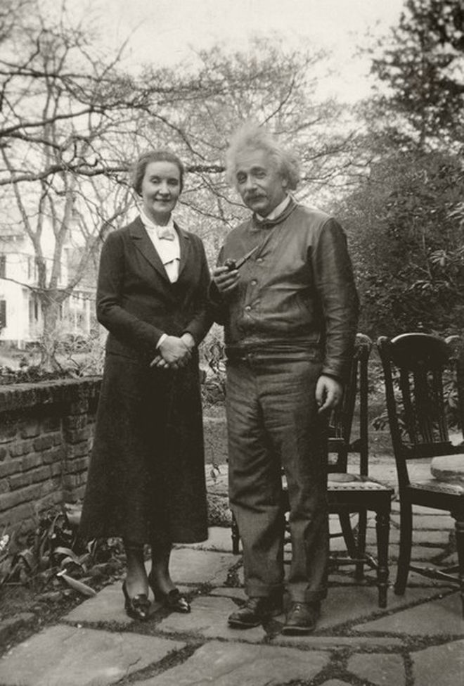 Thiên tài vật lý Albert Einstein đứng bên Margarita Konenkova. ẢNH TƯ LIỆU