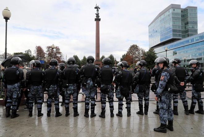 Cảnh sát Nga đứng gác tại Moscow /// Reuters