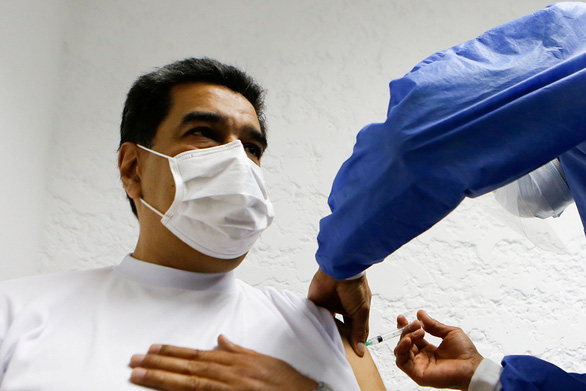 Tổng thống Venezuela Nicolas Maduro tiêm vắc xin Sputnik V của Nga. 