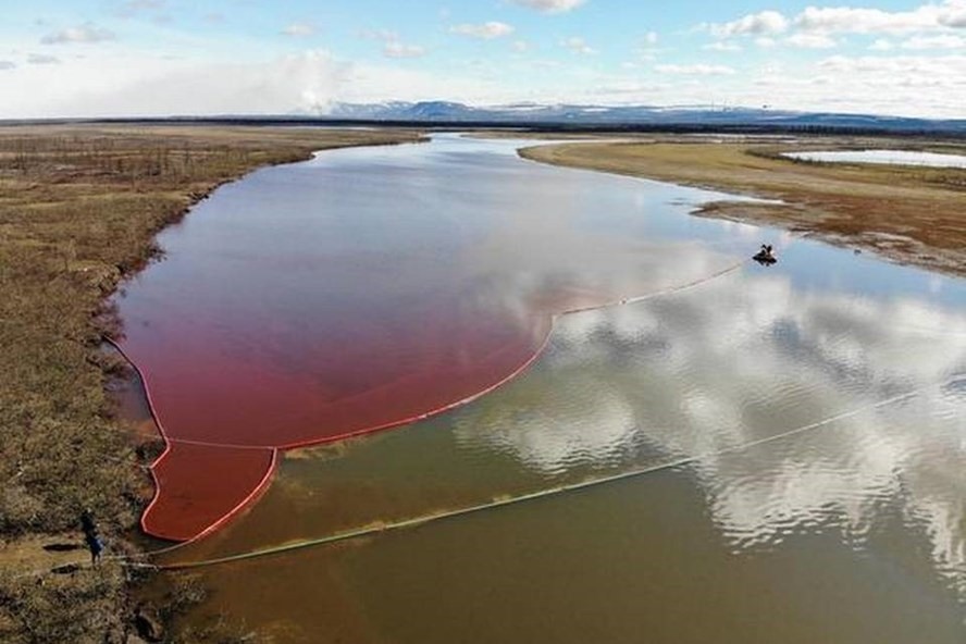 Hình ảnh vụ tràn dầu nhuộm đỏ sông ở Nga. Ảnh: AFP