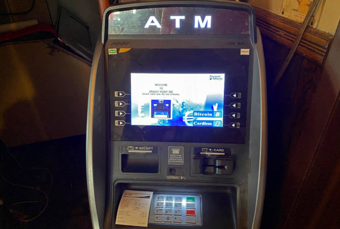 Một máy ATM Bitcoin tại khu vực New York. Ảnh: Reuters.