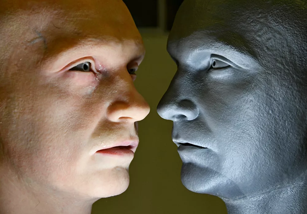 Đầu robot hình người (trái), do công ty Promobot phát triển, bên cạnh người mẫu