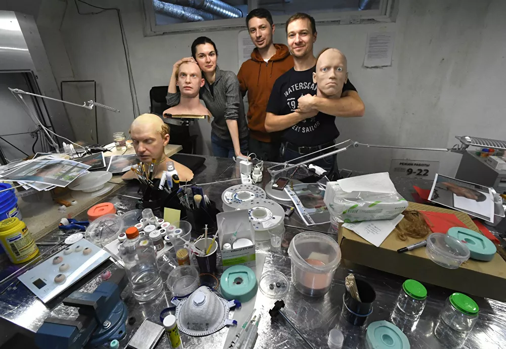 Các nhân viên Trung tâm mô hình hóa robot hình người của công ty Promobot ở Vladivostok