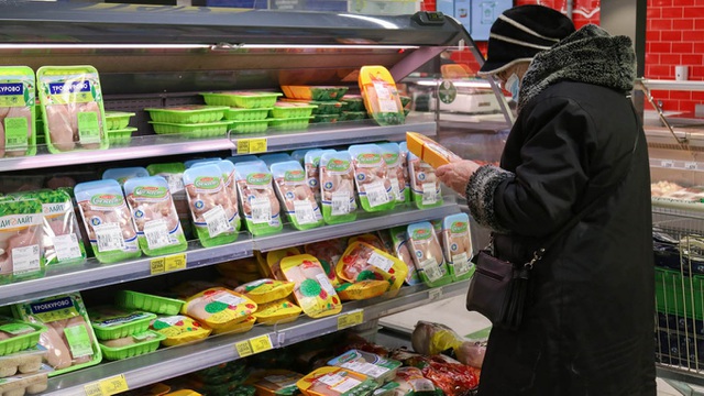 Một phụ nữ mua hàng ở siêu thị Nga (Ảnh: Themoscowtimes).