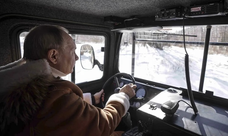 Tổng thống Nga Putin lái xe địa hình trong một cánh rừng ở Siberia. Ảnh: AP.