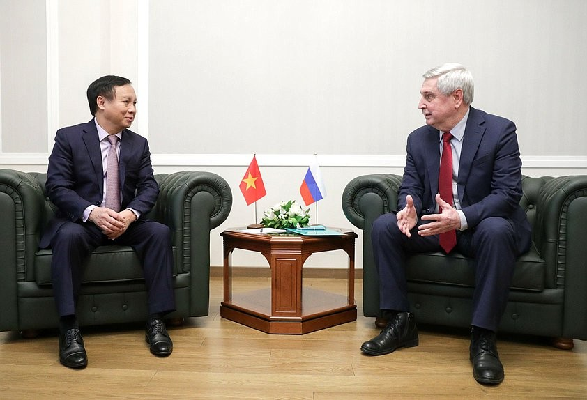Đại sứ Ngô Đức Mạnh trò chuyện cùng Phó Chủ tịch thứ nhất Duma quốc gia Nga I.I. Menhikov.