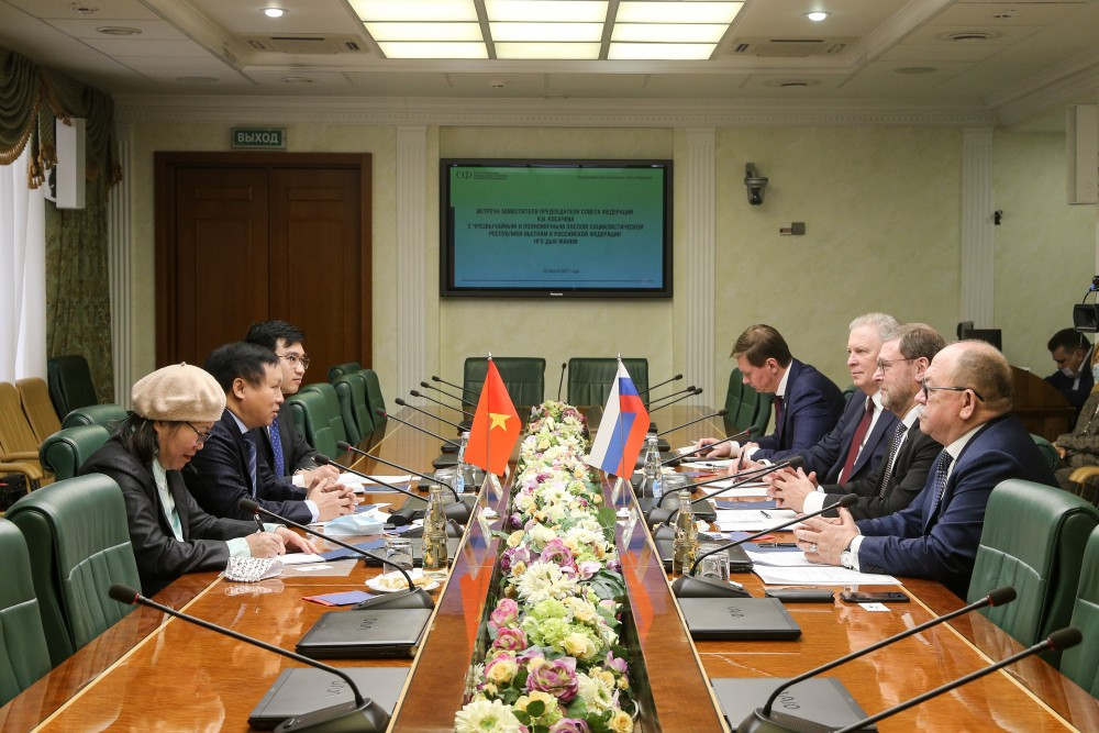 Đại sứ Ngô Đức Mạnh cùng cán bộ Đại sứ quán tại cuộc gặp với Phó Chủ tịch Hội đồng Liên bang K.I. Kosachev.