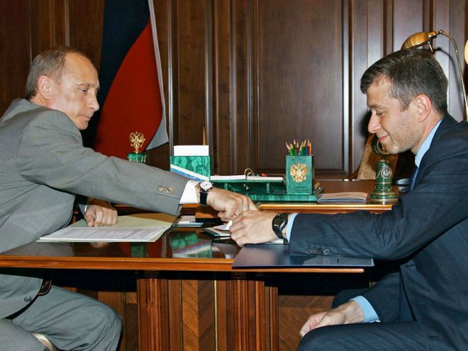 Tỉ phú Roman Abramovich (phải) gặp Tổng thống Nga, Putin ở Điện Kremlin năm 2005. AFP