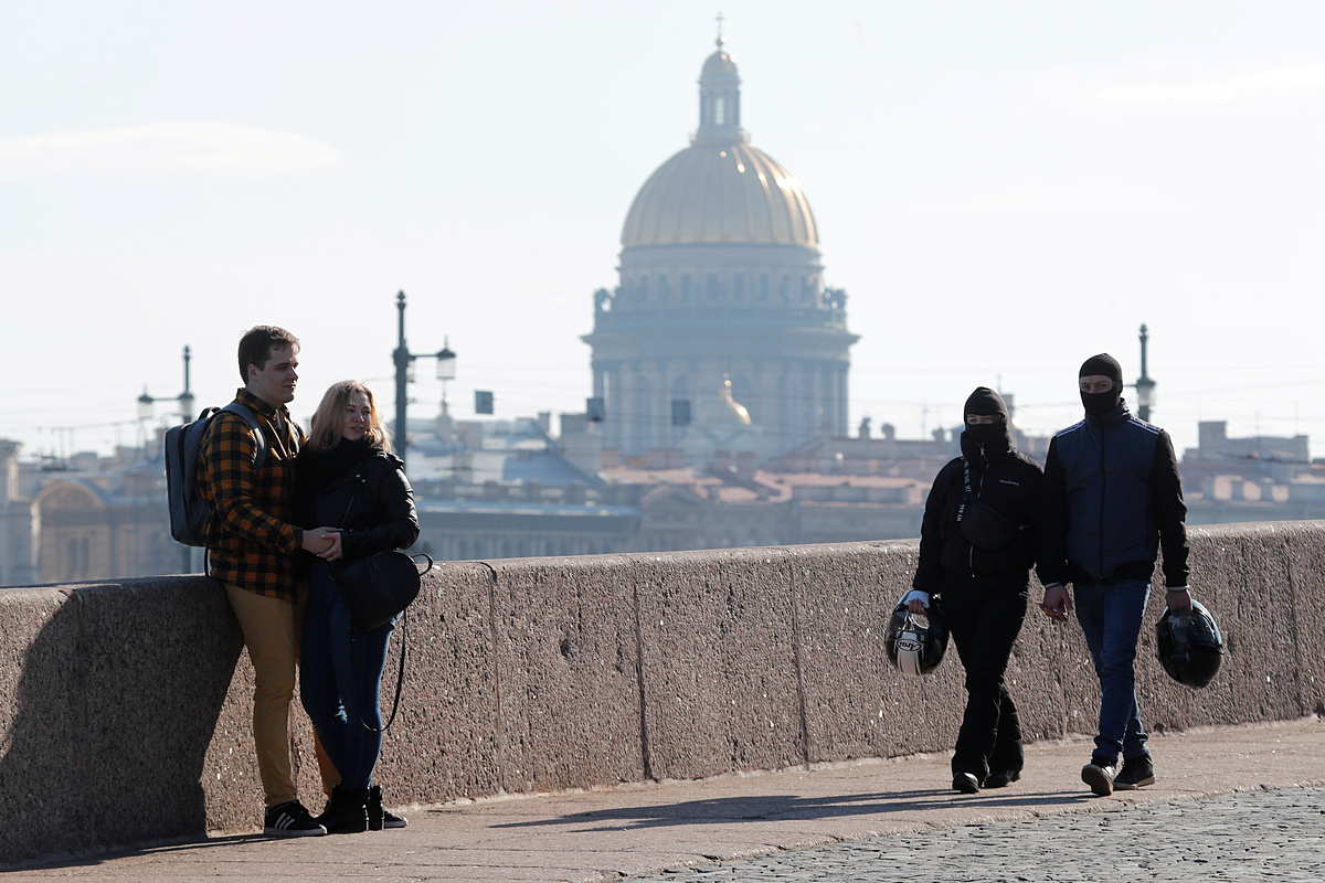 Người dân đi lại ở trung tâm Saint Petersburg, Nga, ngày 28/3. Ảnh: Reuters.