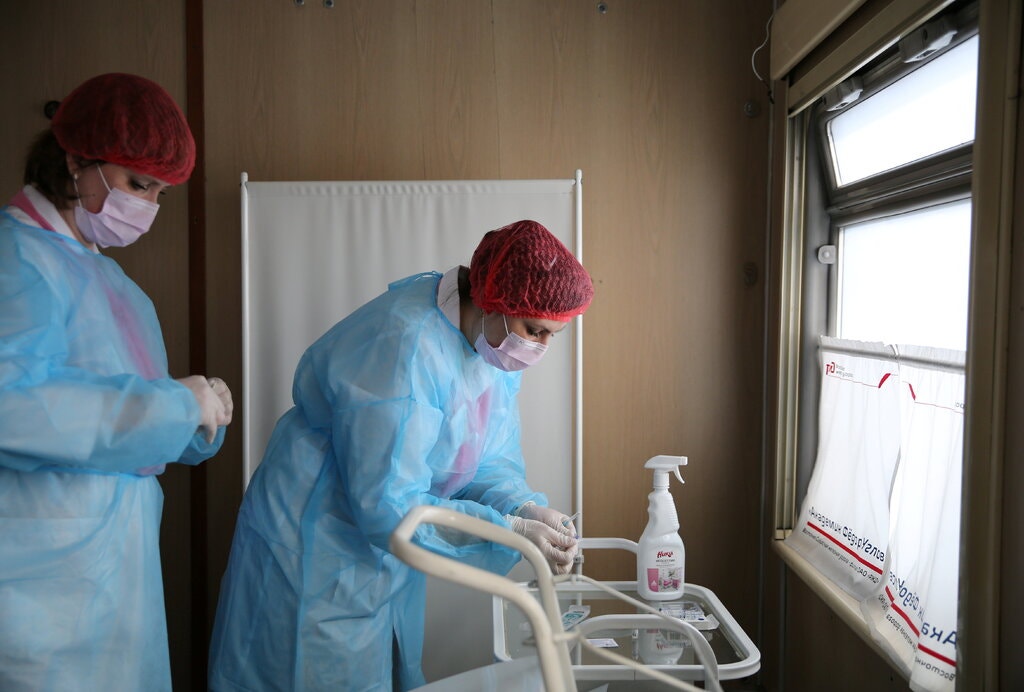 Nhân viên y tế chuẩn bị vaccine Sputnik V trên một chuyến tàu tại Tulun, Nga, để tiêm chủng, tháng 3/2021. Ảnh: Reuters