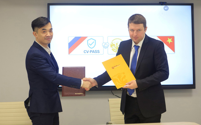 Ông Nguyễn Huy Hùng Việt - Tổng Giám đốc Công ty T&T Nga (trái) và Ông Andrey Kolmogorov - Tổng Giám đốc Công ty CVPASS (phải) ký kết Biên bản ghi nhớ hợp tác. (Ảnh: TTXVN)