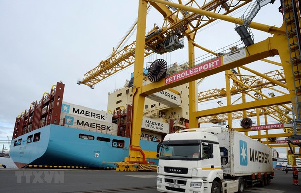 Vận chuyển hàng hóa tại cảng ở Saint Petersburg của Nga. Ảnh: AFP/TTXVN