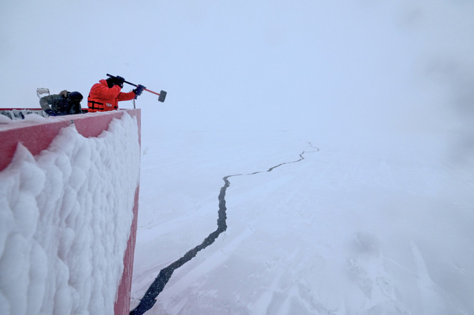 Một thành viên của lực lượng bảo vệ bờ biển Mỹ loại bỏ băng tuyết khỏi thân tàu phá băng Polar Star ở vùng biển Chukchi tại Bắc Băng Dương hồi tháng 12-2020 Ảnh: Lực lượng bảo vệ bờ biển Mỹ