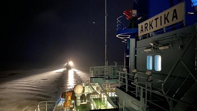 Tàu phá băng Arktika mở đường cho tàu chở hàng Siyaniye Severa trong đêm trên tuyến đường Biển Bắc Ảnh: Russia Briefing