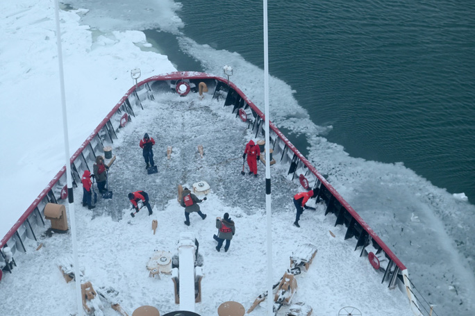 Các thành viên lực lượng bảo vệ bờ biển Mỹ loại bỏ băng tuyết khỏi boong tàu và các thiết bị trên tàu phá băng Polar Star ở vùng biển Chukchi tại Bắc Băng Dương hồi tháng 12-2020 Ảnh: Lực lượng bảo vệ bờ biển Mỹ
