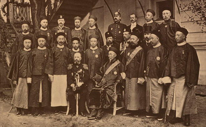 Phái đoàn Trung Quốc do Lý Hồng Chương dẫn đầu đến Nga dự lễ đăng quang của Nga hoàng Nicholas II chụp ảnh cùng các quan chức Nga, năm 1896 (Ảnh: rct.uk)