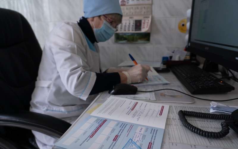 Ở Nga, sau khi tiêm vaccine phòng Covid-19, người dân được cấp giấy chứng nhận tiêm chủng. (Ảnh: Thanh Thể) 