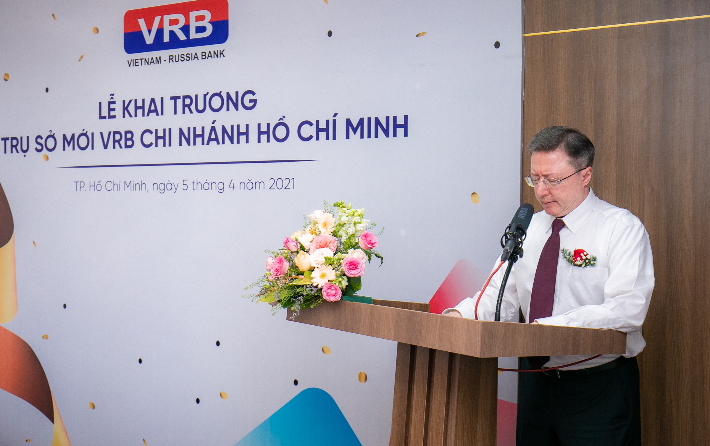 Ông Leonid Trifonov - Phó Tổng giám đốc thứ nhất, đại diện lãnh đạo VRB hội sở chính phát biểu tại sự kiện.