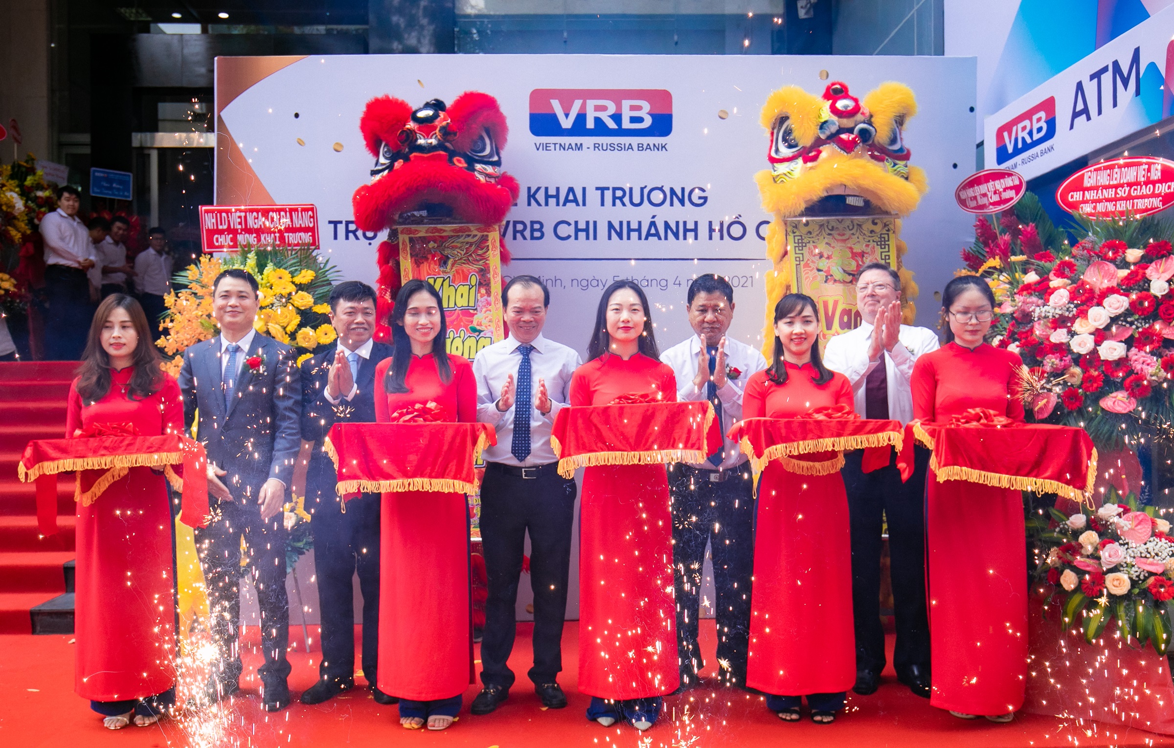 Ban lãnh đạo VRB và đại diện BIDV cắt băng khánh thành trụ sở mới VRB chi nhánh TP HCM ở số 107-109-111 Nguyễn Đình Chiểu, quận 3.