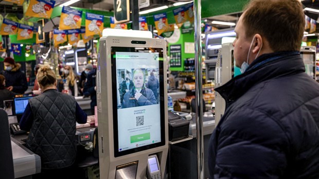Hệ thống thanh toán nhận dạng khuôn mặt tại một siêu thị ở Nga. Ảnh: AFP