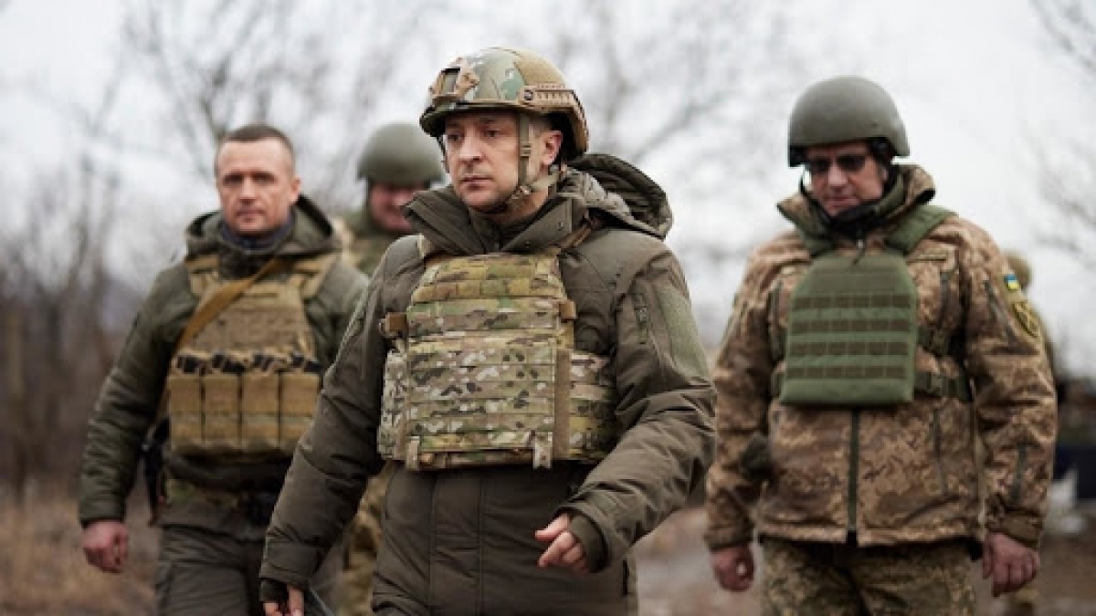 Tổng thống Ukraine Volodymyr Zelensky (chính giữa) thăm vùng chiến sự Donbass vào tháng 2/2021. Ảnh: AP