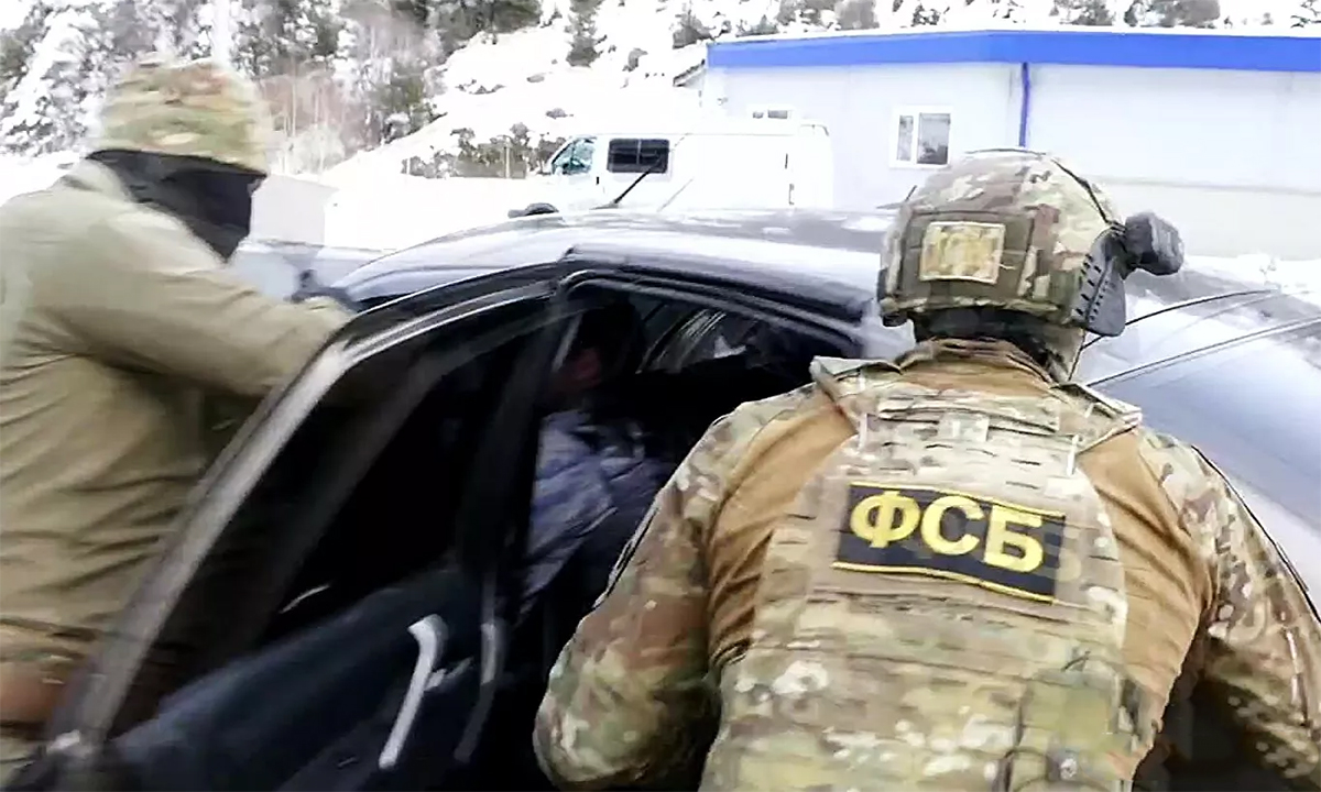 Nhân viên an ninh Nga trong một cuộc đột kích cơ sở sản xuất vũ khí trái phép ngày 12/3. Ảnh: FSB.