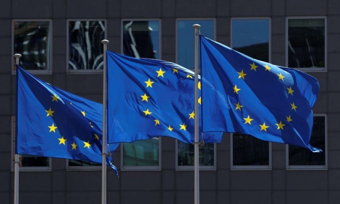 Cờ của EU bên ngoài trụ sở Ủy ban châu Âu tại Brussels, Bỉ, hồi năm 2020. Ảnh: Reuters.