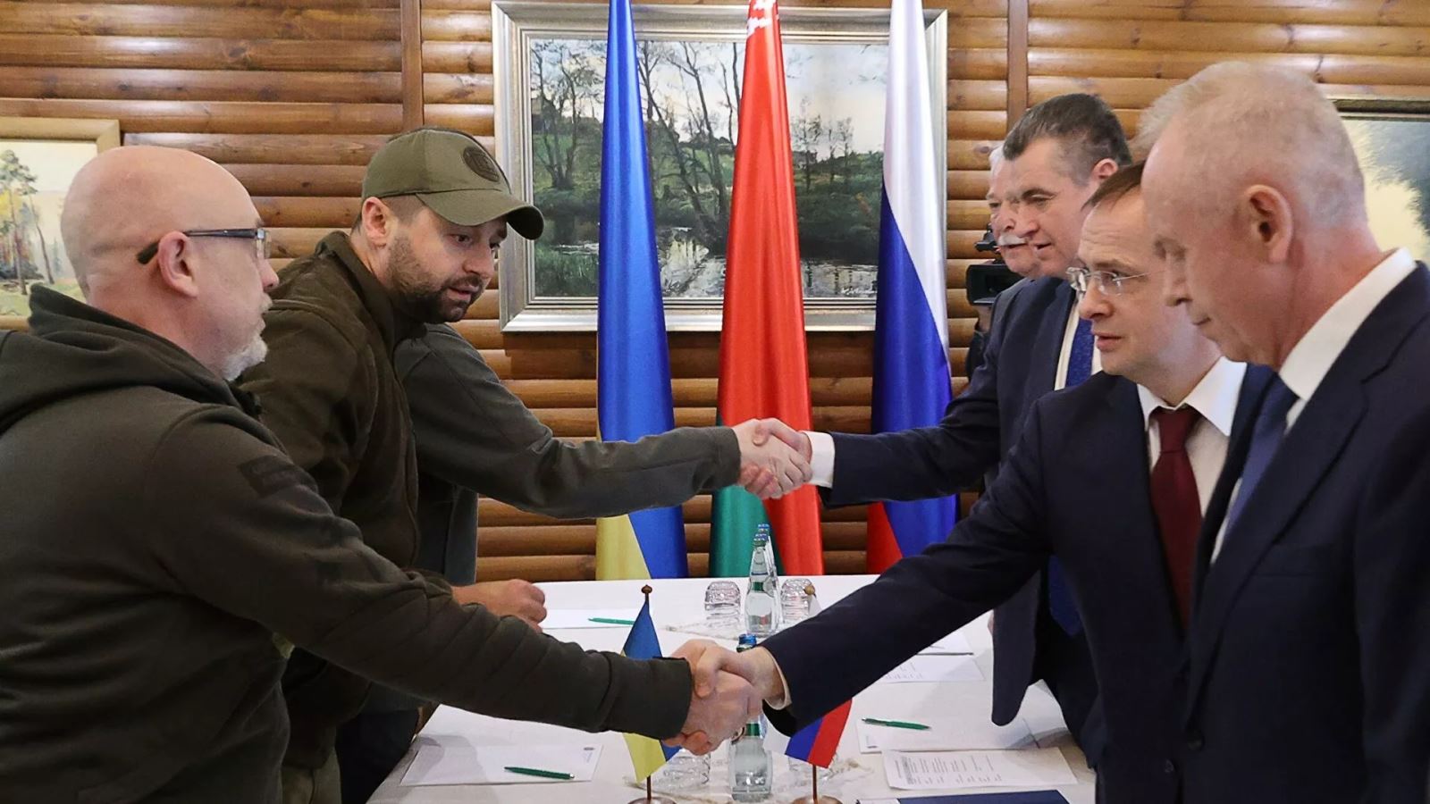 Quan chức đàm phán của Nga (phải) và Ukraine bắt tay nhau tại vòng hòa đàm thứ hai ngày 3/3/2022. Ảnh: Tass