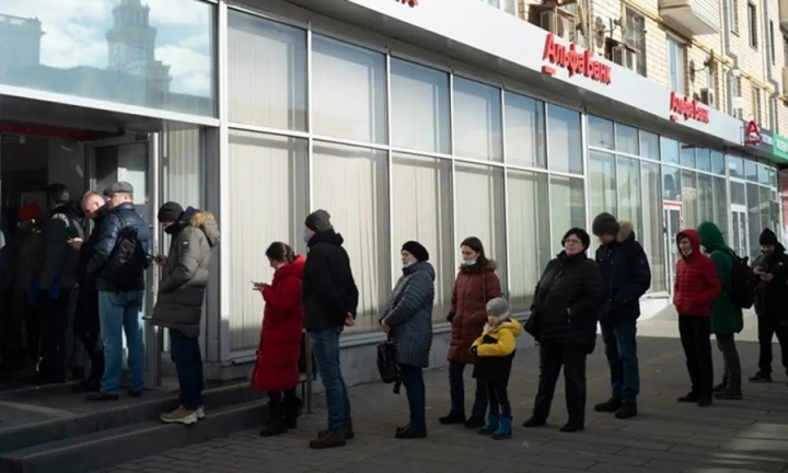 Người dân xếp hàng rút tiền từ một cây ATM của Ngân hàng Alfa ở thủ đô Moskva, Nga.
