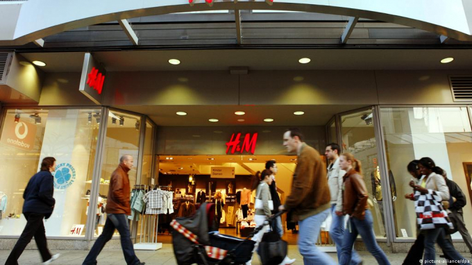 Công ty quần áo H&M đã quyết định tạm thời đóng hệ thống cửa hàng tại Nga - Ảnh: DW