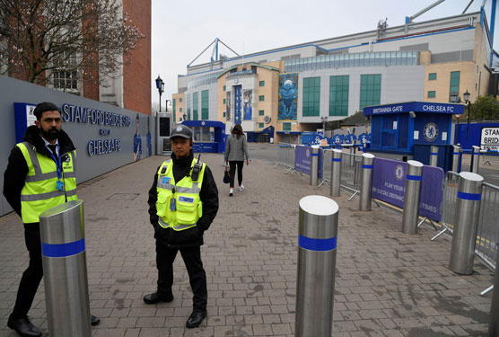 Nhân viên an ninh tại lối vào sân vận động Stamford Bridge của CLB Chelsea hôm 3-3, sau khi tỉ phú Nga Roman Abramovich rao bán đội bóng thành London với giá khoảng 2 tỉ bảng Anh .Ảnh: REUTERS