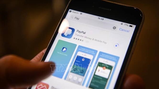Ứng dụng thanh toán thông minh PayPal được cài trên điện thoại thông minh. Ảnh: Getty Images/TTXVN