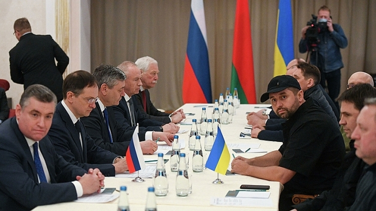 Phái đoàn Nga và Ukraine tại vòng đàm phán thứ nhất hôm 28/2.