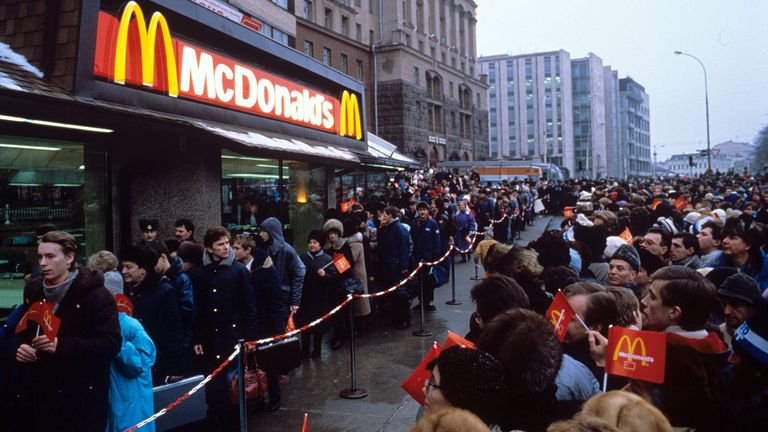Dân Nga xếp hàng vào cửa hàng đầu tiên của McDonald's tại Moscow vào đầu những năm 90.