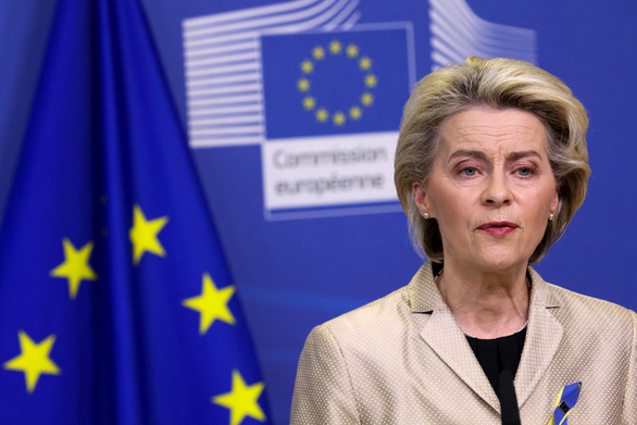 Chủ tịch Ủy ban châu Âu Ursula von der Leyen nói châu Âu đang siết chặt trừng phạt Nga - Ảnh: REUTERS