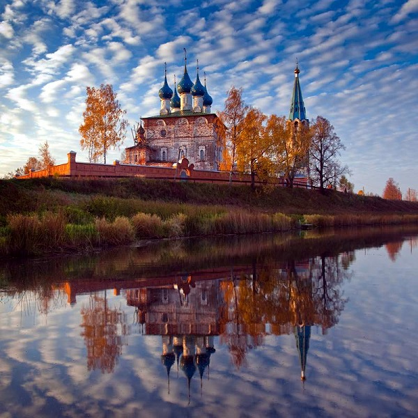 Ivanovo nằm ở trung tâm của vùng Ivanovo bên bờ sông Uvod, cách thủ đô Moscow 290 km.