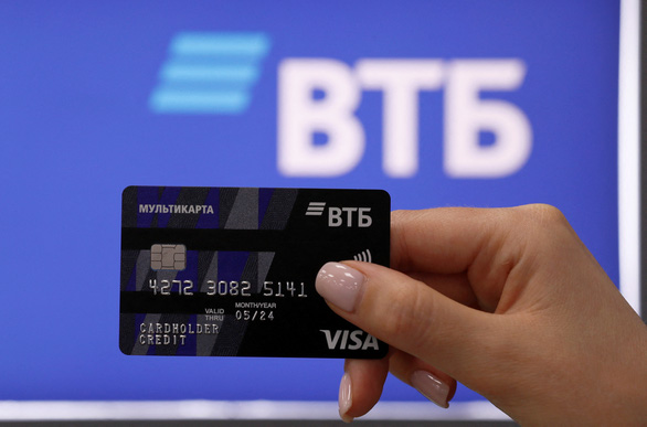 Thẻ thanh toán của Ngân hàng VTB (Nga) - Ảnh: REUTERS