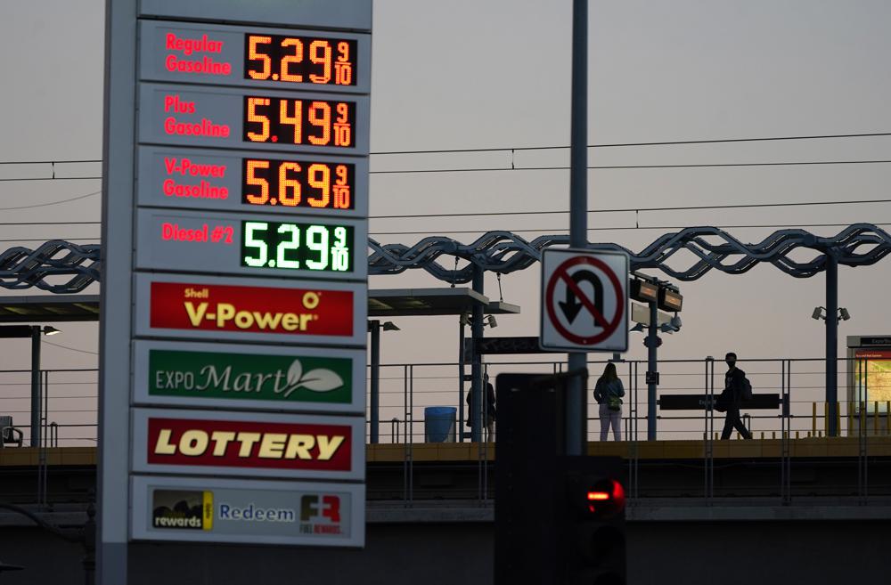 Giá xăng ở mức trên 5 USD/gallon vào ngày 28/2/2022 tại Los Angeles. Ảnh: AP 