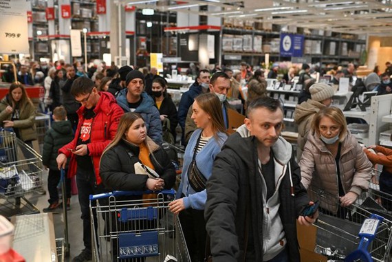 Khách hàng mua sắm tại một cửa hàng IKEA ở Omsk, Nga. Nguồn: REUTERS