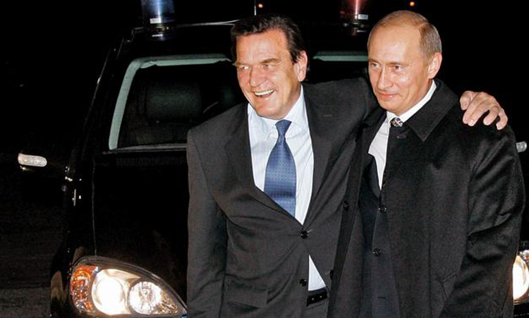 Cựu Thủ tướng Đức Gerhard Schröder và Tổng thống Nga Vladimir Putin. Ảnh: TASS
