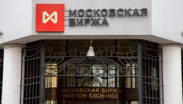   Sàn giao dịch chứng khoán Moscow sẽ đóng cửa 1 tuần - Ảnh: Bloomberg  