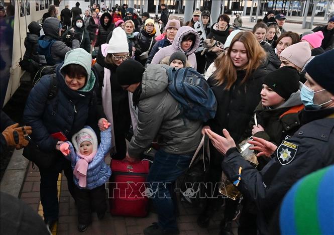 Người dân Ukraine sơ tán khỏi thủ đô Kiev, ngày 7/3/2022. Ảnh: AFP/TTXVN