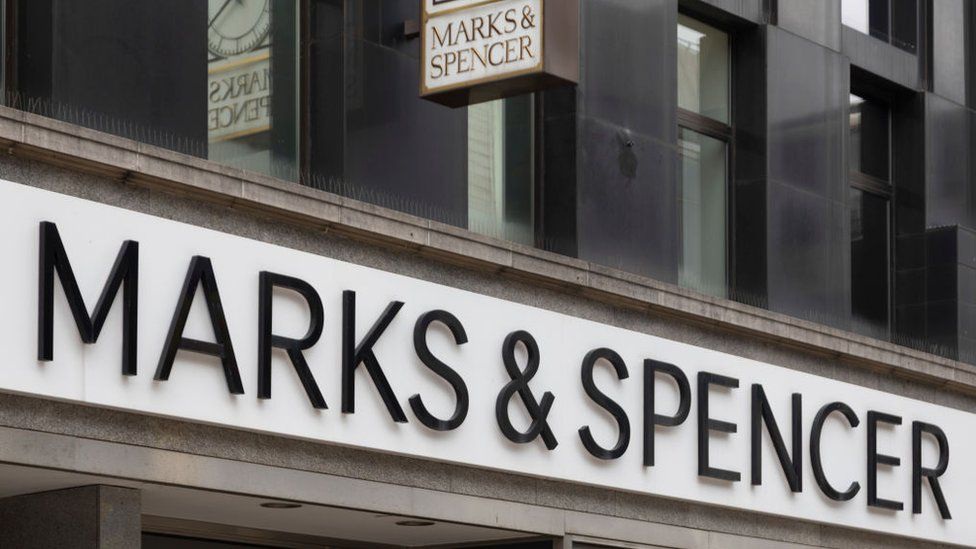 Các cửa hàng của Marks & Spencer ở Nga vẫn mở cửa (Ảnh: Getty).