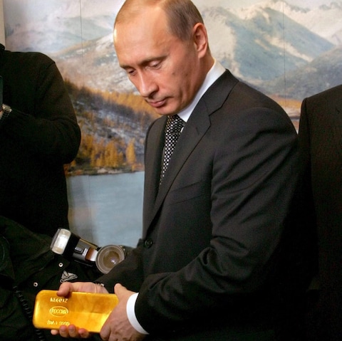 Lần đầu tiên Nga nắm giữ nhiều vàng hơn đô la Mỹ là vào tháng 6 năm 2020.