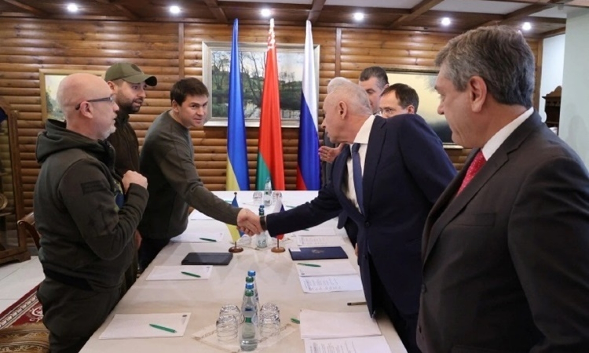 Các quan chức Nga và Ukraine tham gia cuộc đàm phán lần hai tại khu vực Brest, Belarus, ngày 3/3. Ảnh: Reuters.