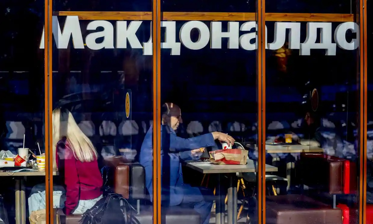 Người dân Nga ngồi ăn tại một cửa hàng McDonald's ở Moskva hôm 9/3. Ảnh: Anadolu Agency.