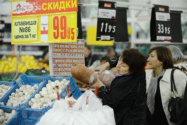 Người dân mua sắm tại hệ thống siêu thị Auchan ở Moskva, Nga. (Ảnh: AFP/TTXVN)