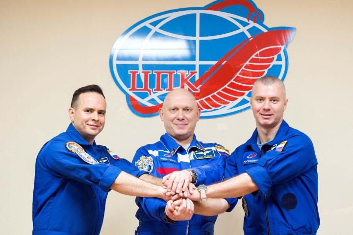Chỉ huy tàu vũ trụ Soyuz, phi hành gia Oleg Artemyev (giữa) cùng với hai thành viên mới của ISS là Denis Matveev và Sergey Korsakov trong cuộc họp báo trước khi thực hiện chuyến bay lên trạm vũ trụ quốc tế. (Ảnh: Reuters)